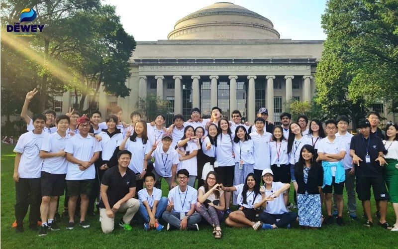 Tập thể lớp tại học viện công nghệ Massachusetts