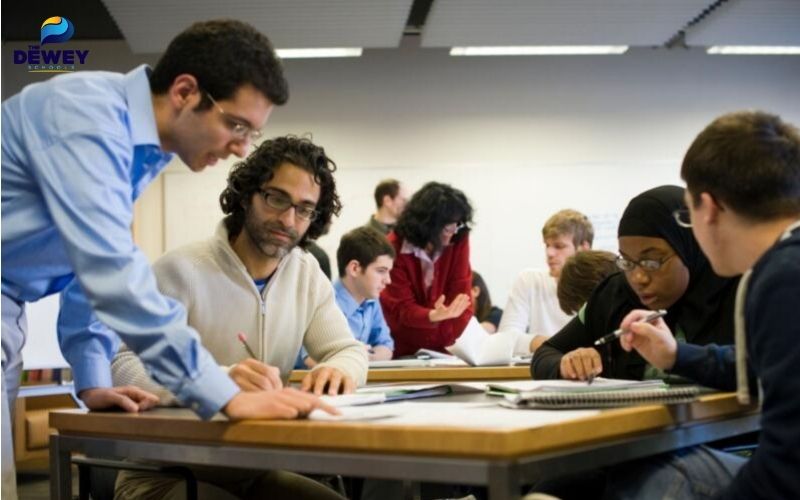 Sinh viên MIT trong giờ học nhóm tại thư viện