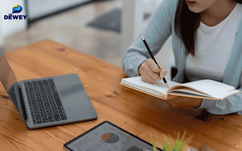 Sinh viên quốc tế đang nộp hồ sơ trực tuyến qua hệ thống đăng ký