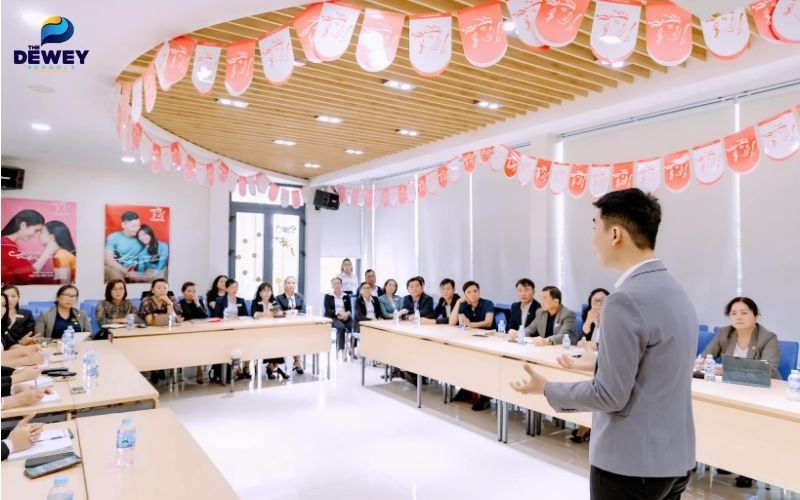  Sinh viên Việt Nam tự tin thuyết trình trong buổi phỏng vấn học bổng tại MDIS 