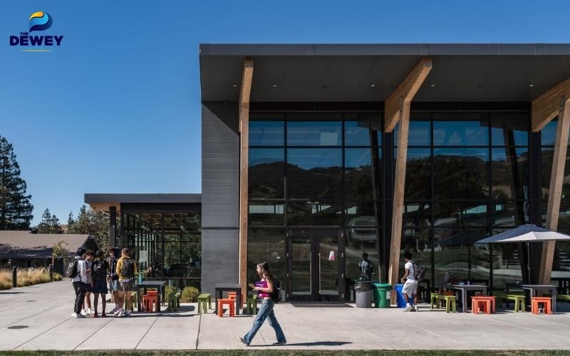 The Athenian School có môi trường giáo dục đầy sáng tạo