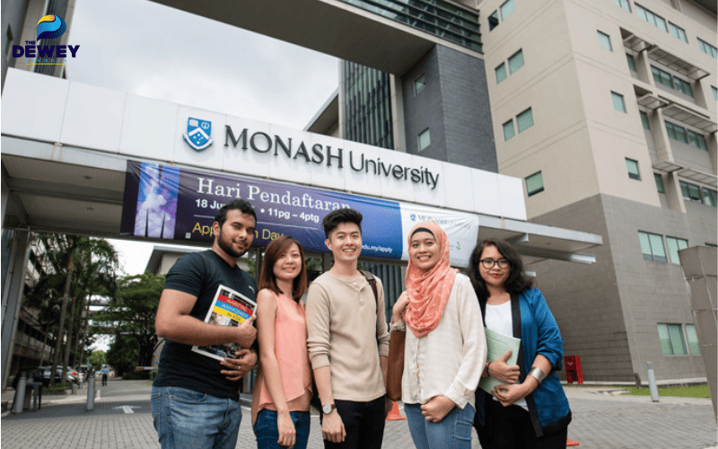 Sinh viên quốc tế tại Đại học Monash trong buổi nghiên cứu khoa học, được hỗ trợ toàn bộ học phí nhờ học bổng MITS