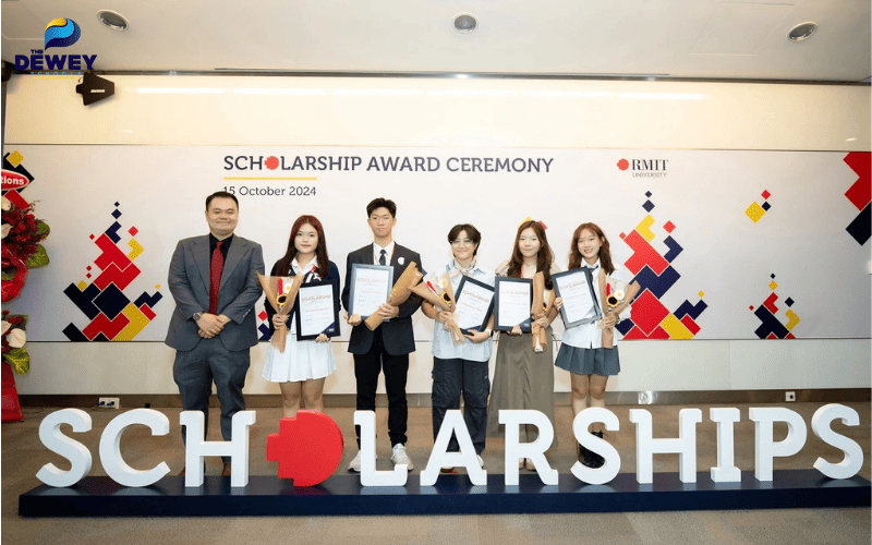 Học sinh nhận học bổng tại lễ trao học bổng quốc tế của RMIT Việt Nam