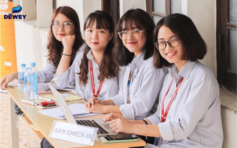 Sinh viên Đại học Ngoại thương thảo luận dự án kinh tế nhóm