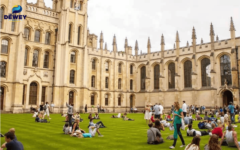 Sinh viên bậc đại học tại Oxford được tiếp cận môi trường học tập chuẩn quốc tế với mức học phí cao nhưng xứng đáng