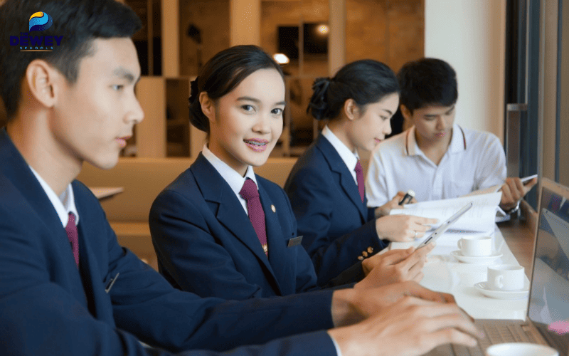 Sinh viên ngành Quản trị Khách sạn rèn luyện kỹ năng ngoại ngữ và hợp tác nhóm