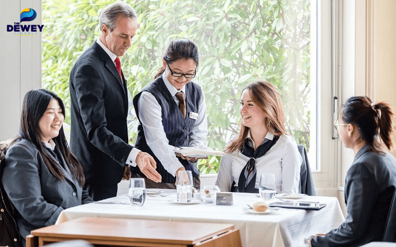 Sinh viên ngành quản lý khách sạn được đào tạo trong môi trường chuyên nghiệp