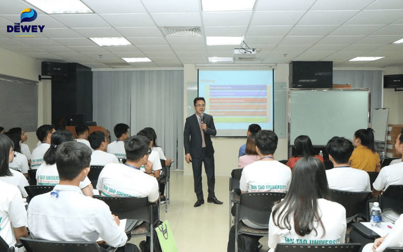 Học sinh tìm hiểu kiến thức pháp luật và kinh tế trong giờ học Giáo dục kinh tế và pháp luật