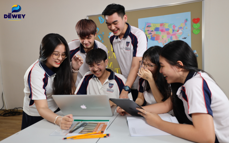 Sinh viên khối A00 trao đổi bài tập Toán - Lý - Hóa trong giờ học nhóm