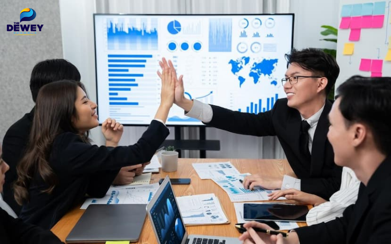 Sinh viên ngành Quản trị kinh doanh thực hành thảo luận chiến lược marketing 