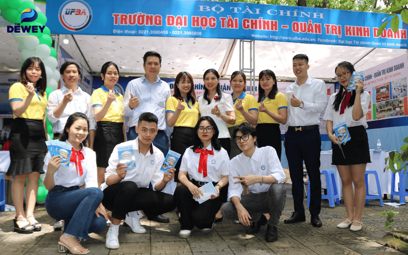 Sinh viên tham gia buổi tư vấn tuyển sinh ngành Quản trị kinh doanh tại trường đại học