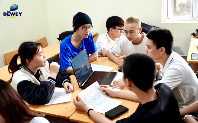 Sinh viên ngành Quản trị kinh doanh trong giờ thảo luận nhóm tại giảng đường đại học