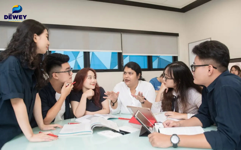 Sinh viên khối D01 thuyết trình dự án kinh doanh bằng tiếng Anh trong lớp học