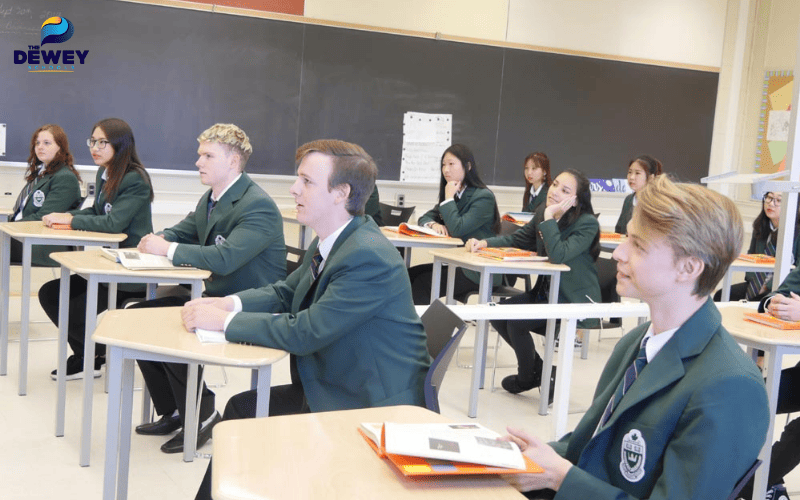 Học sinh ôn tập và chuẩn bị hồ sơ du học tại thư viện trước kỳ tuyển sinh quốc tế