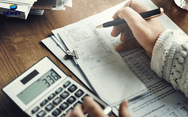 Khả năng tài chính là một trong những điều quan trọng khi chọn giữa du học và học đại học 