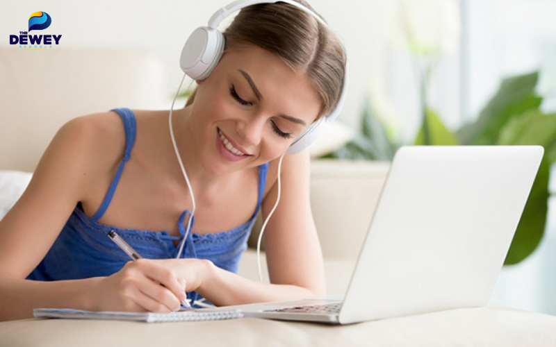 Sinh viên luyện tập kỹ năng nghe nói tiếng Anh để chuẩn bị cho kỳ du học sắp tới