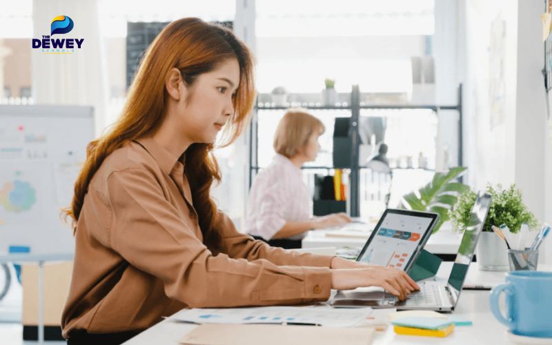 Biên tập viên là nghề yêu cầu sự cẩn thận, kỹ năng ngôn ngữ tốt và khả năng làm việc độc lập