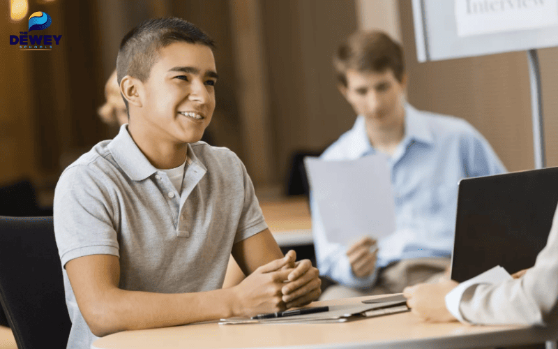 Sinh viên chuẩn bị hồ sơ học tập để đáp ứng yêu cầu về học vấn khi du học Ba Lan