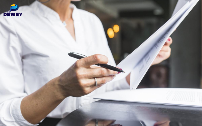 Sinh viên chuẩn bị đầy đủ hồ sơ bao gồm bằng cấp, chứng chỉ ngoại ngữ và thư động lực