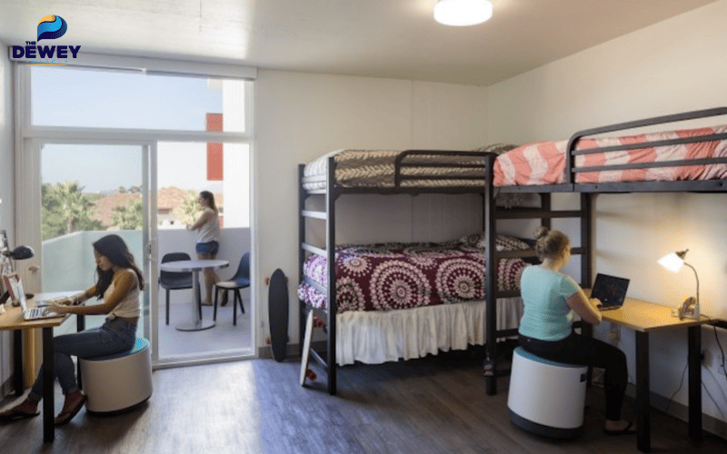 Sinh viên quốc tế tham quan khu ký túc xá và căn hộ thuê tại Bỉ để chọn nơi ở phù hợp