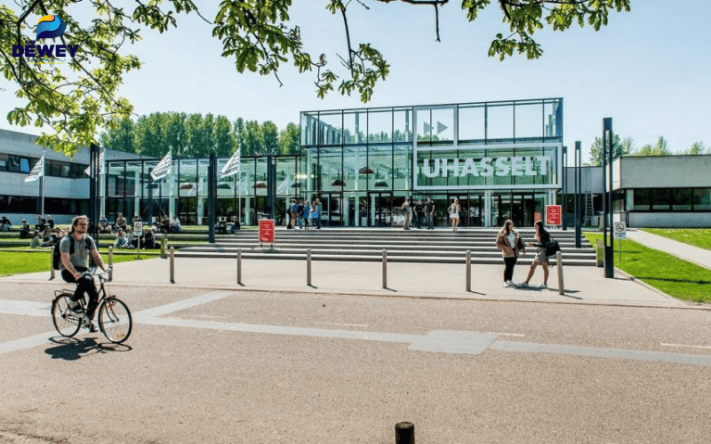 Sinh viên tham quan khuôn viên Đại học để lựa chọn trường học phù hợp 