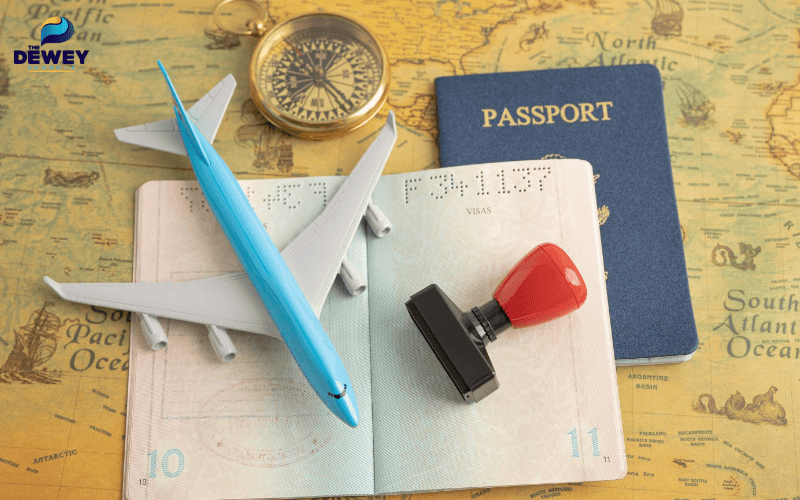 Bộ hồ sơ du học đầy đủ bao gồm bảng điểm, thư giới thiệu và chứng chỉ ngoại ngữ