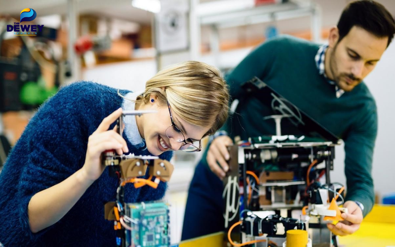 Ngành Kỹ thuật và công nghệ giúp sinh viên có cơ hội trải nghiệm các thiết bị hiện đại