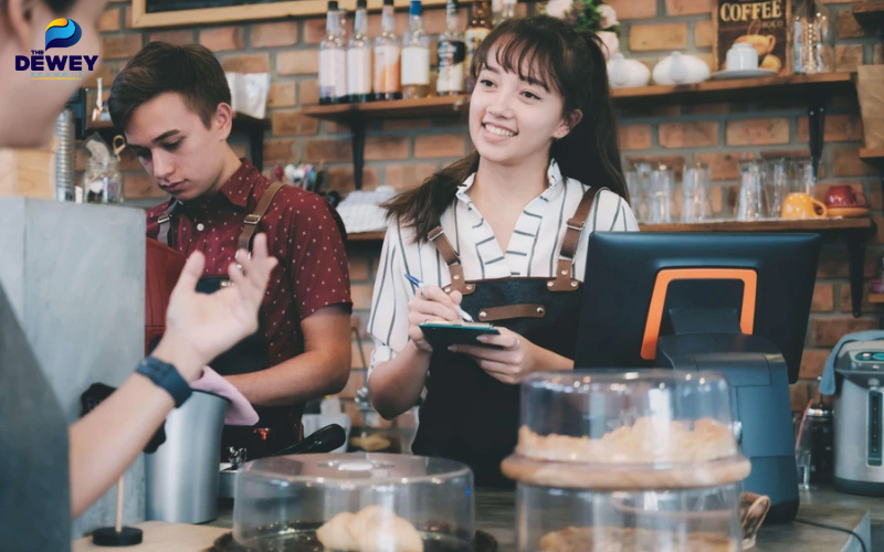 Sinh viên trao đổi trong giờ làm thêm, vừa học vừa tích lũy trải nghiệm tại Đan Mạch