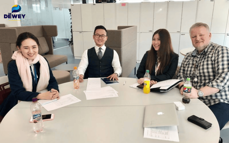 Sinh viên quốc tế trao đổi với giảng viên tại một lớp học ở Đan Mạch