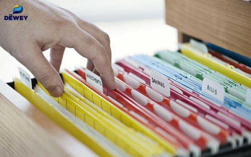 Hồ sơ du học sinh được sắp xếp gọn gàng trước khi nộp cho trường và đại sứ quán Hà Lan