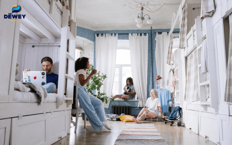 Sinh viên quốc tế tham quan căn hộ thuê tại Hà Lan trước khi ký hợp đồng