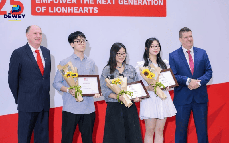 Sinh viên quốc tế vui mừng nhận học bổng tại lễ trao học bổng của trường đại học Hà Lan