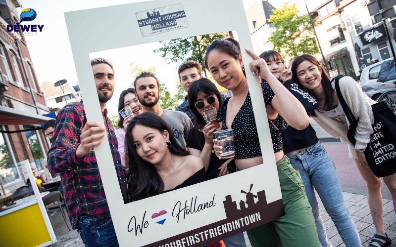 Sinh viên quốc tế tham quan cơ sở vật chất hiện đại của một trường đại học tại Hà Lan