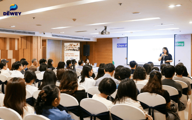 Sinh viên quốc tế trẻ tuổi tại Hà Lan trong buổi định hướng đầu khóa