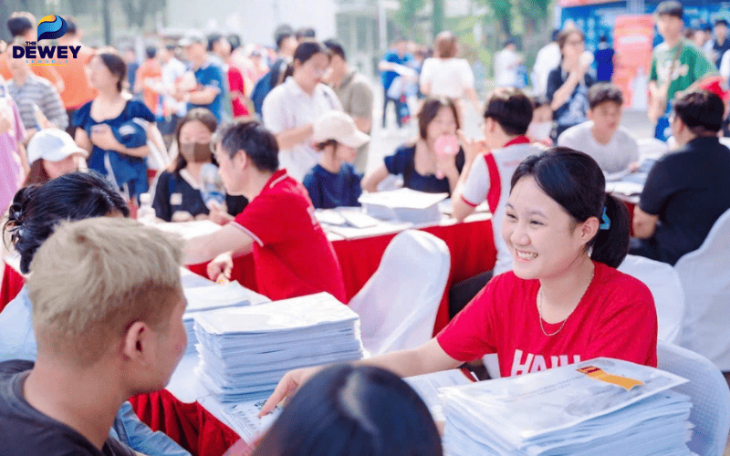 Sinh viên quốc tế thảo luận lựa chọn ngành học tại văn phòng tư vấn của trường đại học Hà Lan