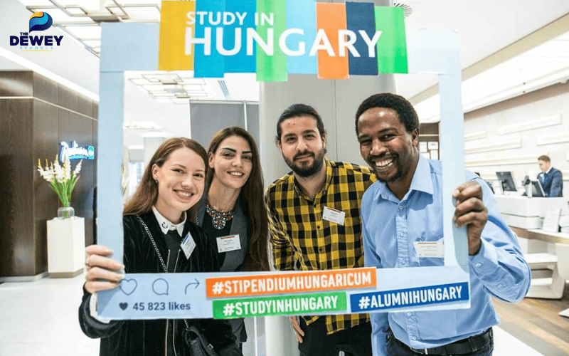 Sinh viên quốc tế học tiếng Anh và tiếng Hungary để chuẩn bị nhập học tại Hungary