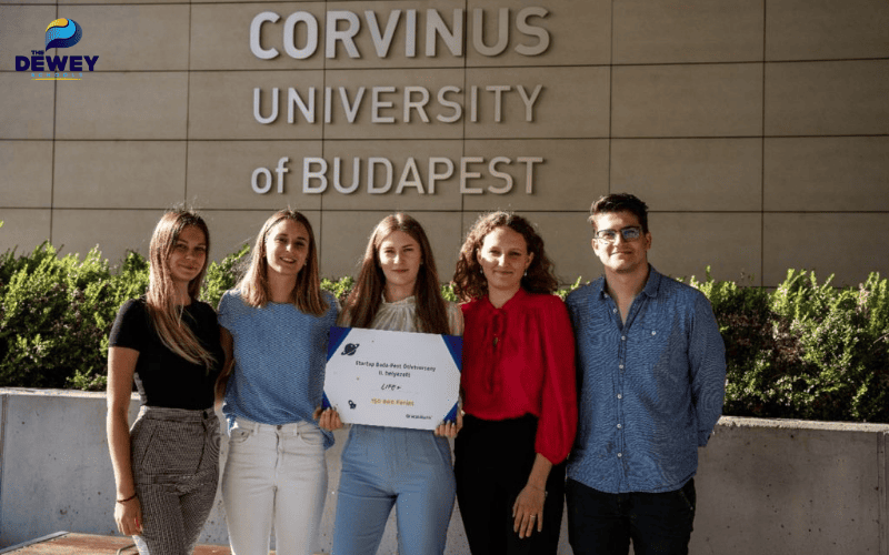 Sinh viên chuẩn bị hồ sơ nộp vào trường đại học tại Budapest, Hungary