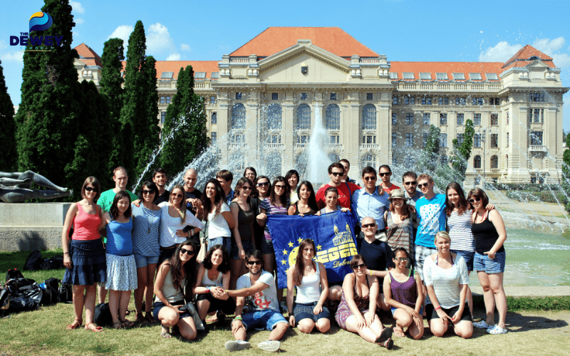 Sinh viên tham quan trường đại học tại Hungary trước khi quyết định nhập học