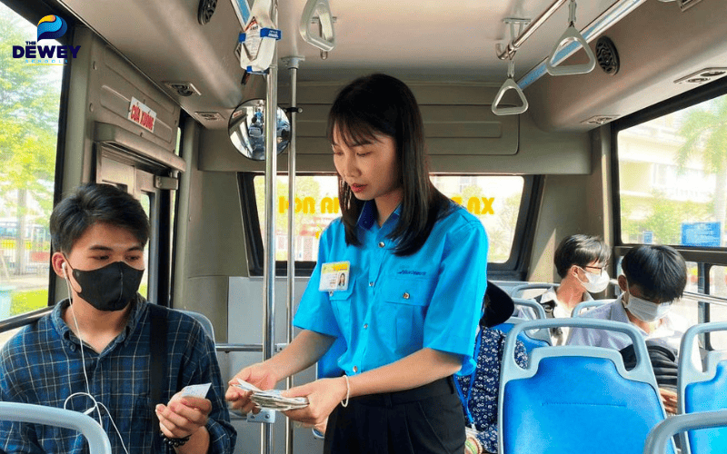 Sử dụng phương tiện công cộng và ưu đãi sinh viên giúp giảm chi phí đi lại