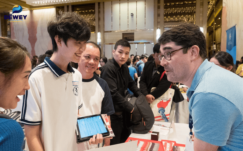 Sinh viên kiểm tra và sắp xếp hồ sơ du học Thụy Sĩ trước khi nộp cho Đại sứ quán