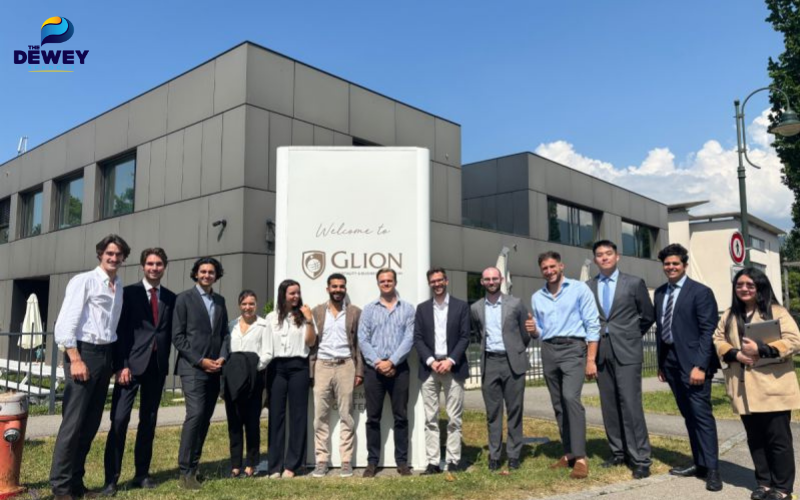 Sinh viên quốc tế tham quan khuôn viên Học viện Glion