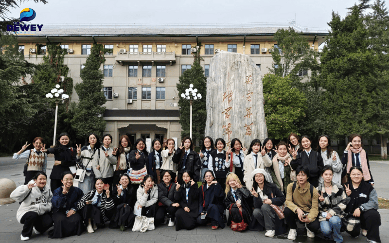 Sinh viên quốc tế tham quan khuôn viên Đại học Bắc Kinh