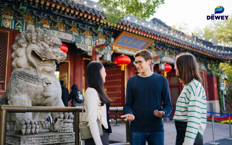 Sinh viên quốc tế trao đổi với giảng viên về lựa chọn ngành học tại trường đại học Trung Quốc