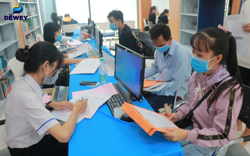 Du học sinh Việt Nam chuẩn bị hồ sơ trước khi nộp tại trường đại học Trung Quốc