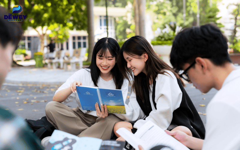 Sinh viên quốc tế tham quan khuôn viên một trường đại học Trung Quốc