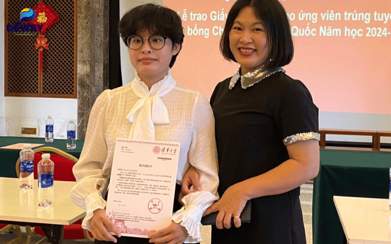 Sinh viên vui mừng nhận học bổng tại trường đại học Trung Quốc