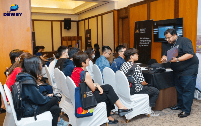 Sinh viên quốc tế tìm hiểu cơ sở vật chất và chương trình đào tạo khi chọn trường học du học Úc