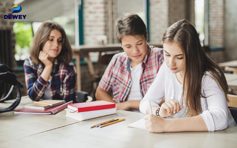 Sinh viên học nhóm tại thư viện University of Sydney