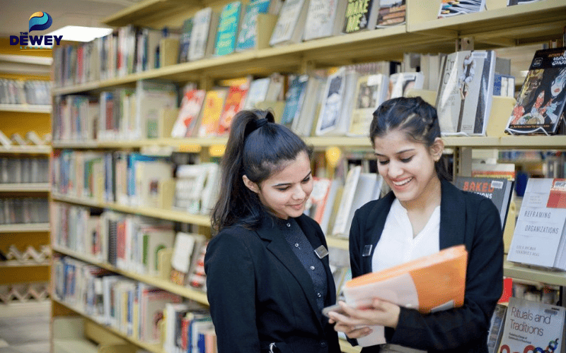 Sinh viên quốc tế tham khảo tài liệu và tư vấn chọn ngành học tại Vancouver