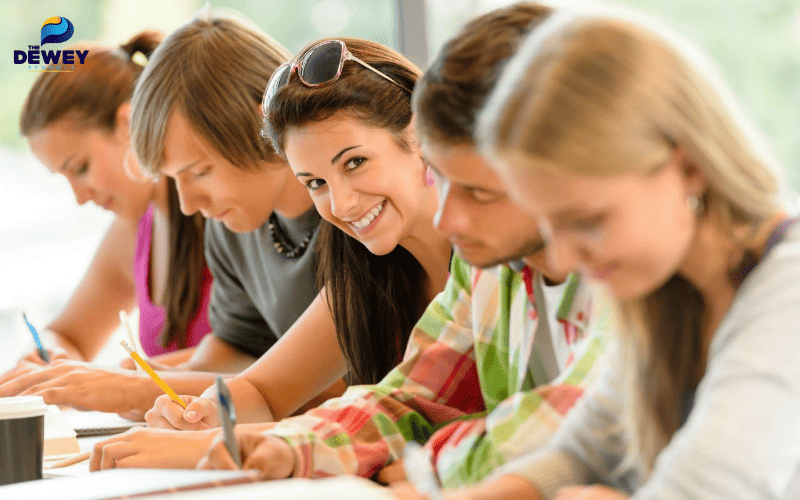 Sinh viên quốc tế kiểm tra hồ sơ du học Vancouver